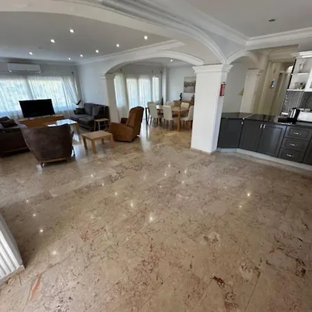 Apartment 3-bedroom Luxury In Kyrenia Center *